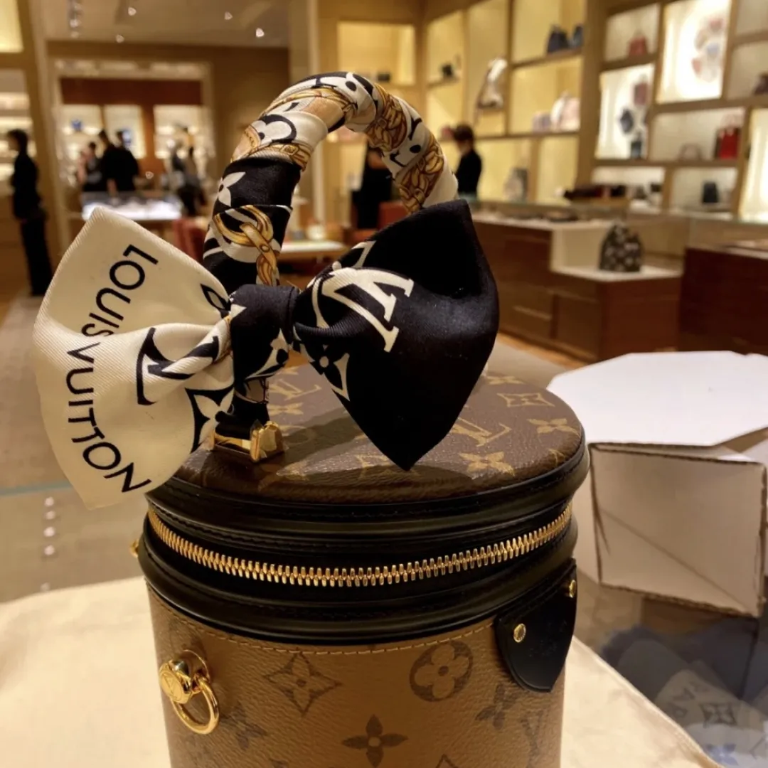 優雅 デイリーコーデに大活躍 上品 魅力的 贅沢感アップ 華奢な印象を与える スカーフ