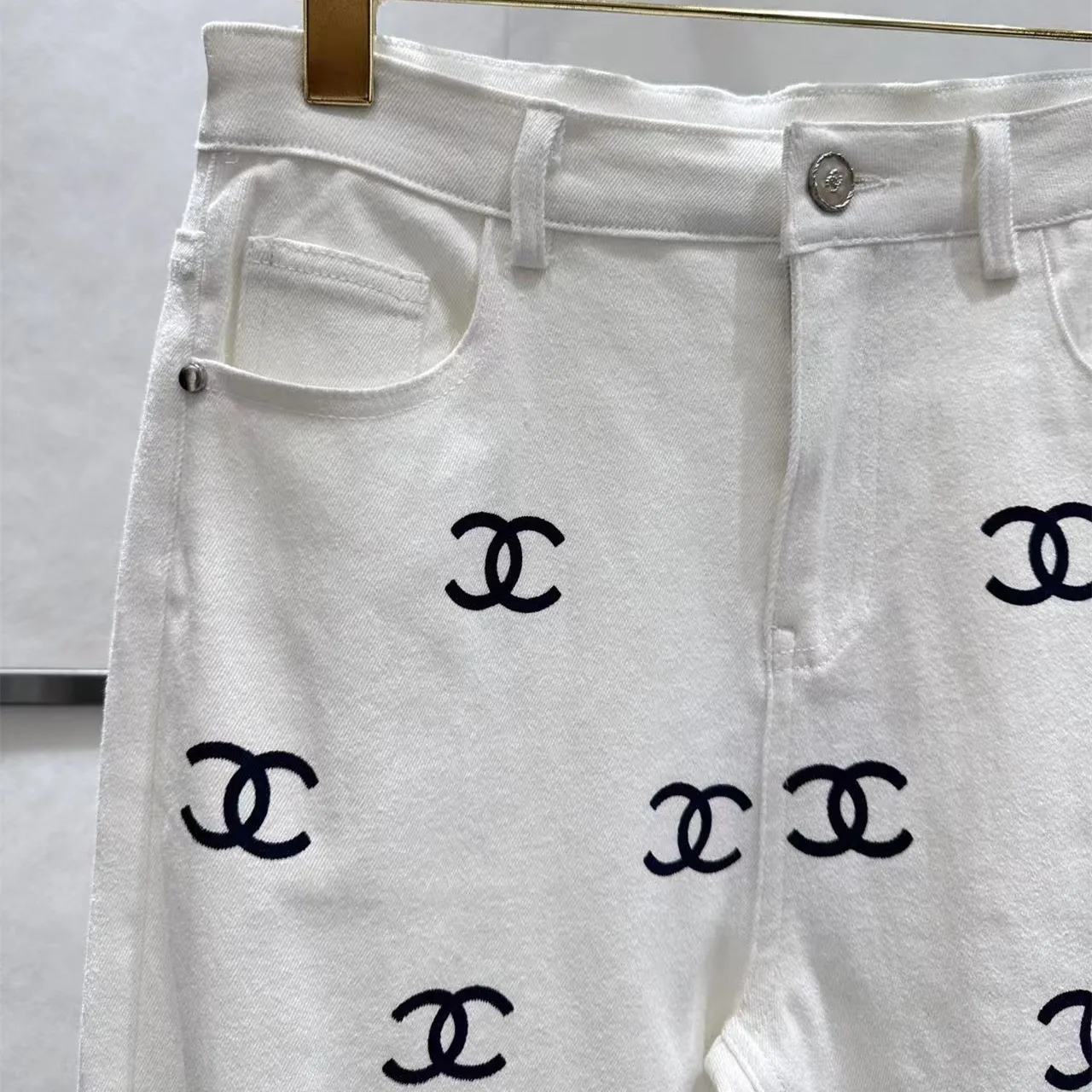 『S-L』高品質 トレンドアイテム おしゃれデザイン 上質肌触り フルロゴ デニムロングパンツ