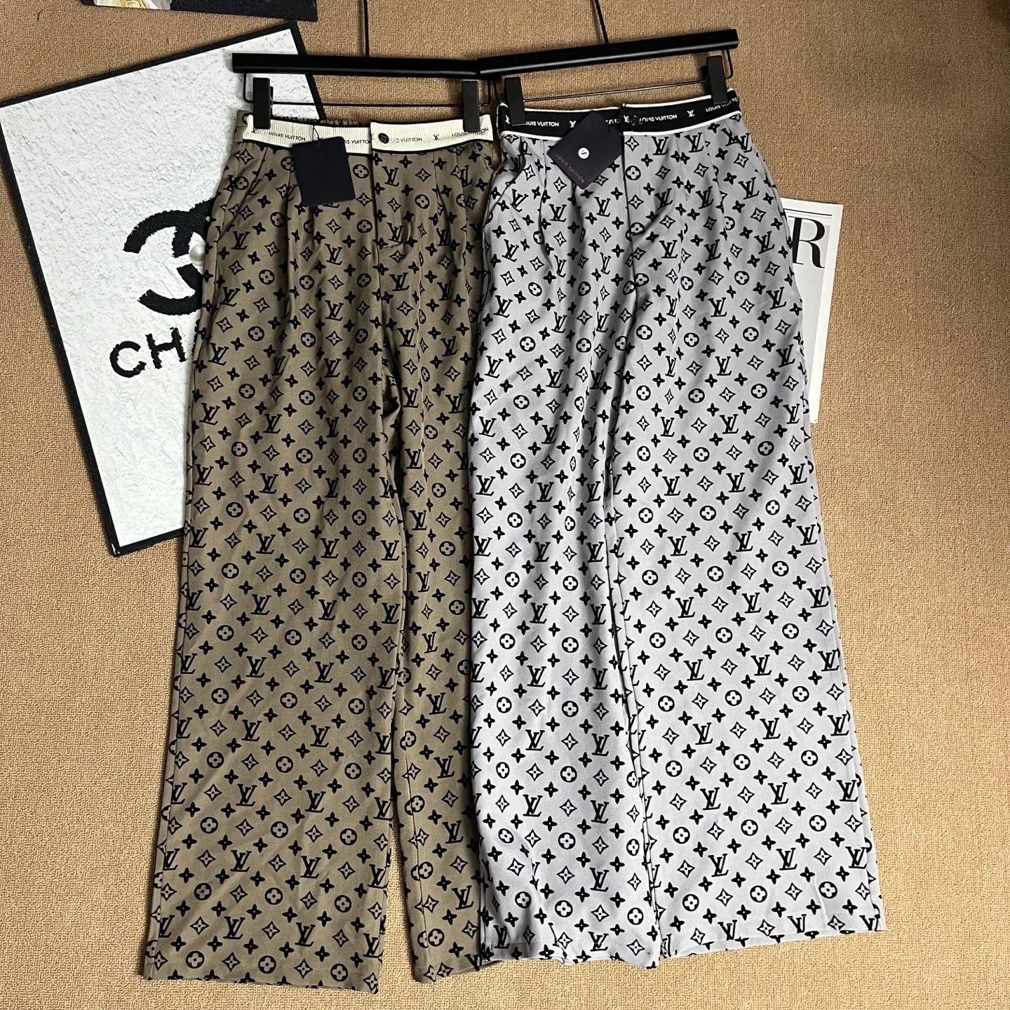 『S-XL』高級質感 インクルーシブ フロッキー レター デザイン アルファベット テープ カジュアル ロングパンツ