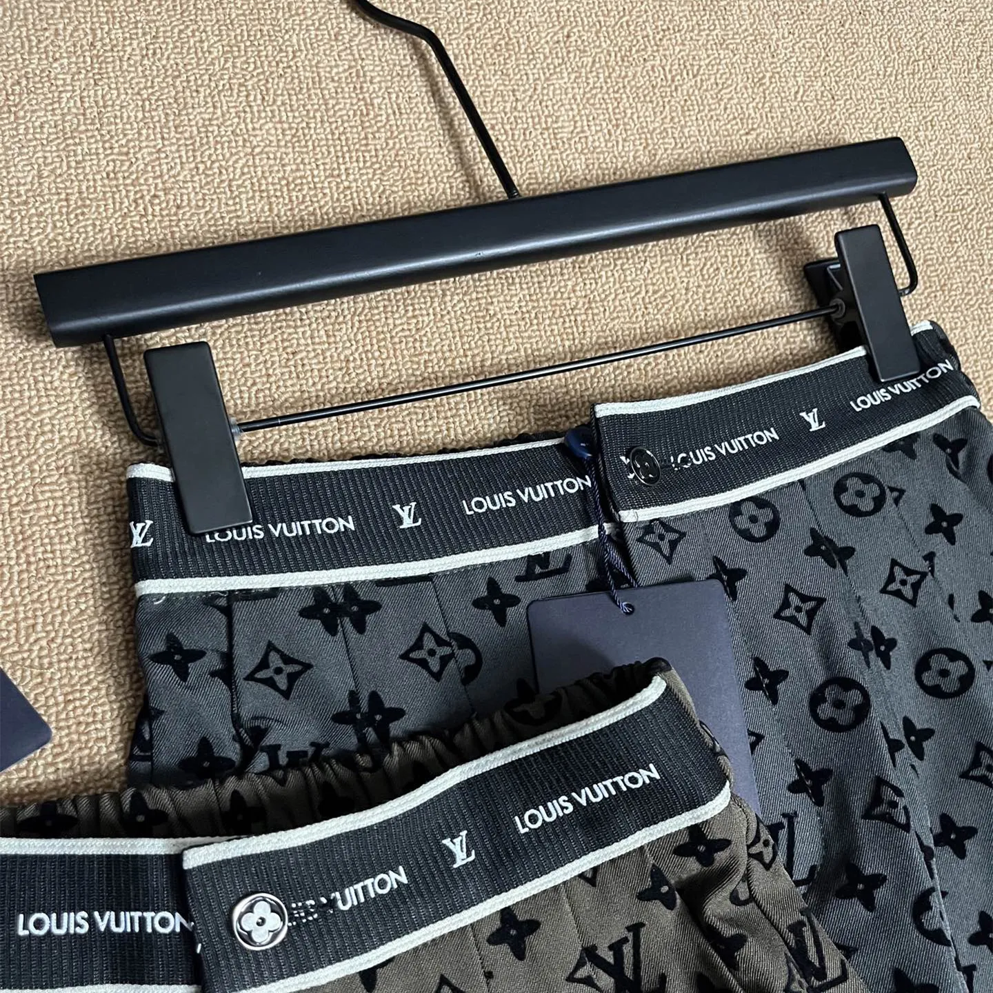 『S-XL』高級質感 インクルーシブ フロッキー レター デザイン アルファベット テープ カジュアル ロングパンツ