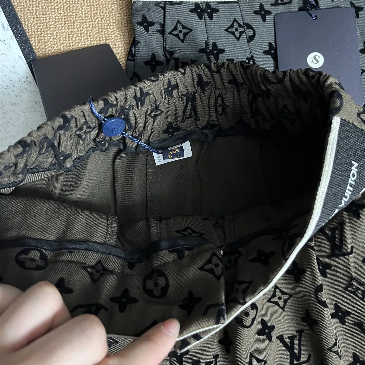 『S-XL』高級質感 インクルーシブ フロッキー レター デザイン アルファベット テープ カジュアル ロングパンツ