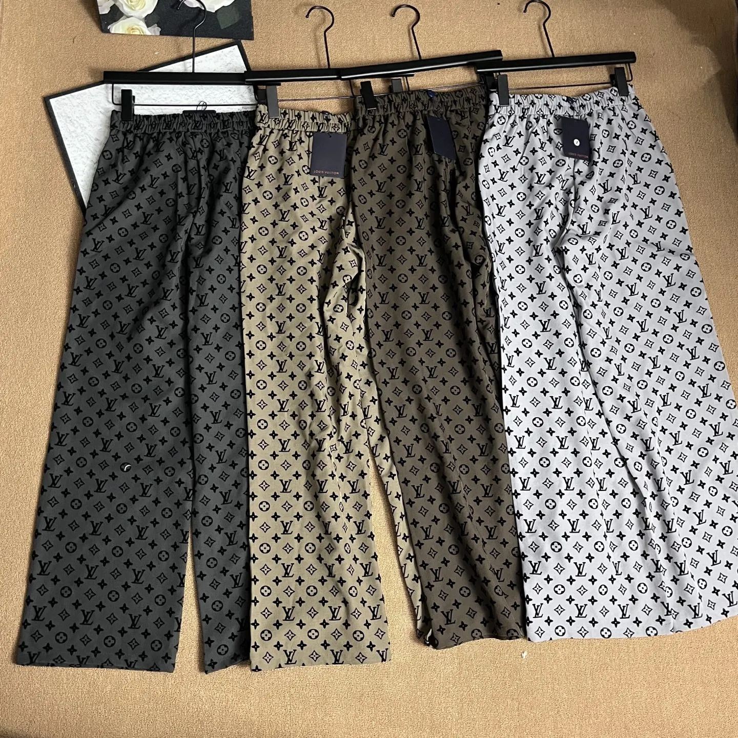 『S-XL』高級質感 インクルーシブ フロッキー レター デザイン アルファベット テープ カジュアル ロングパンツ