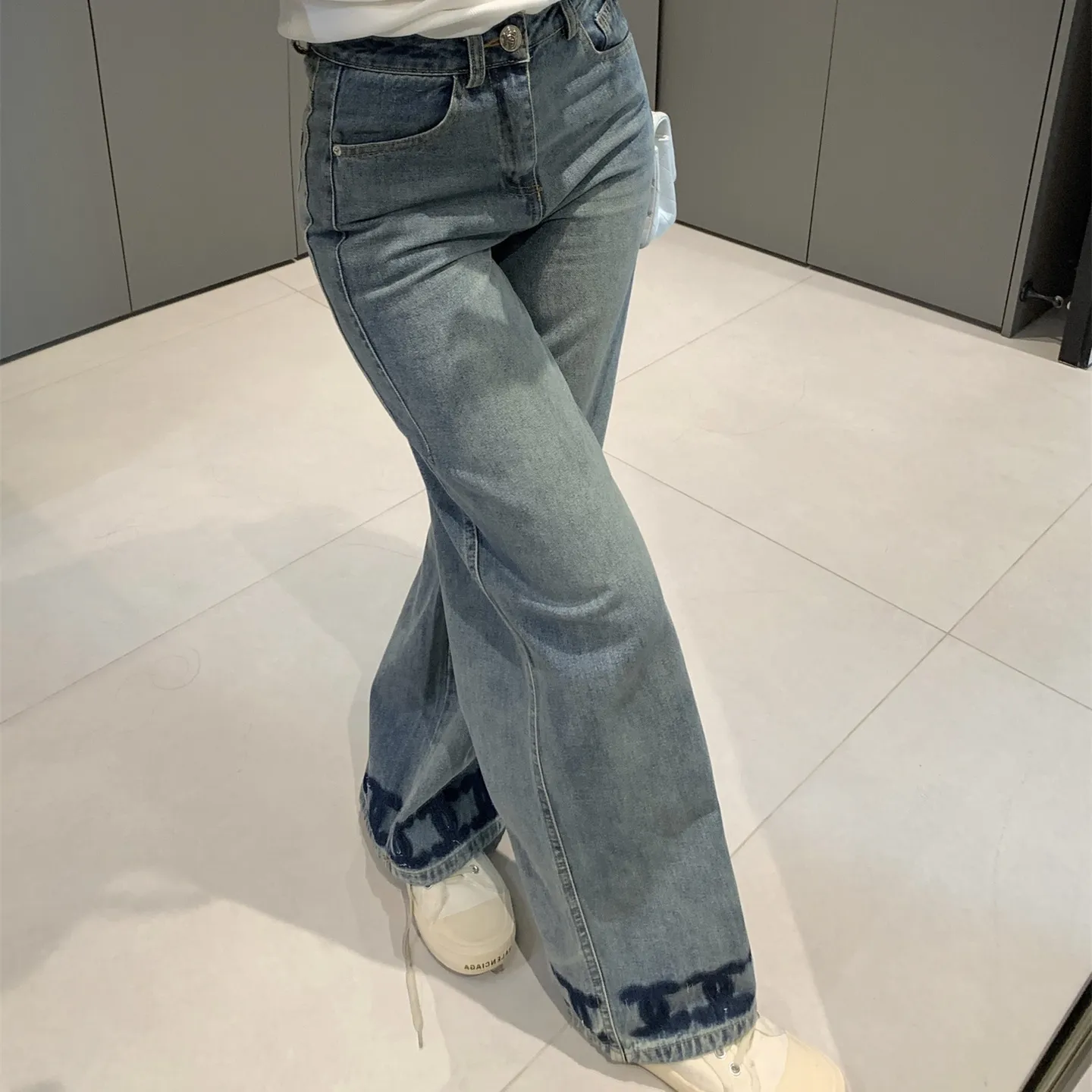 『S-L』おしゃれ ウォッシュ 色落ち防止 加工 デニム 生地 ロゴ 裾 プリント ジーンズ ストレート パンツ