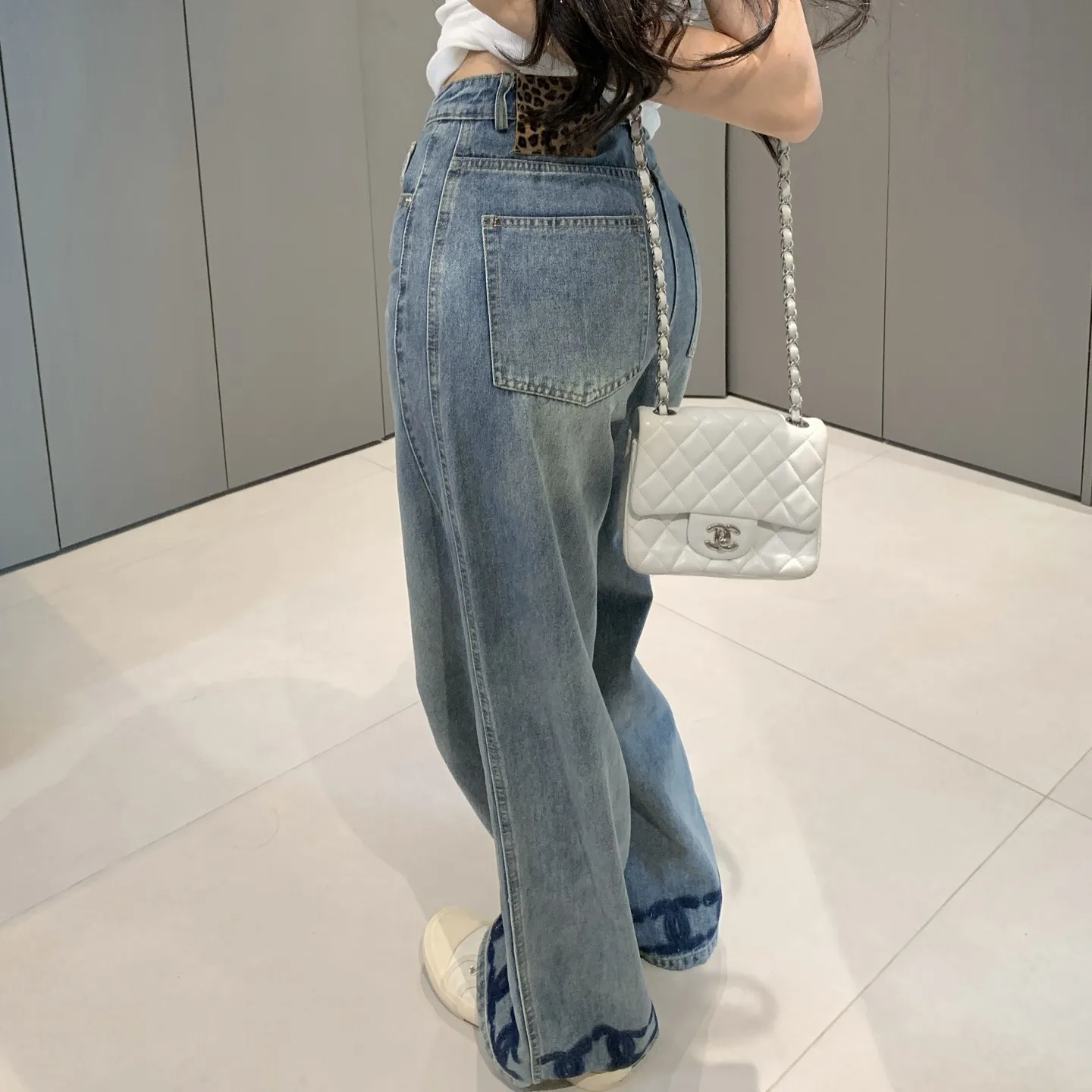 『S-L』おしゃれ ウォッシュ 色落ち防止 加工 デニム 生地 ロゴ 裾 プリント ジーンズ ストレート パンツ
