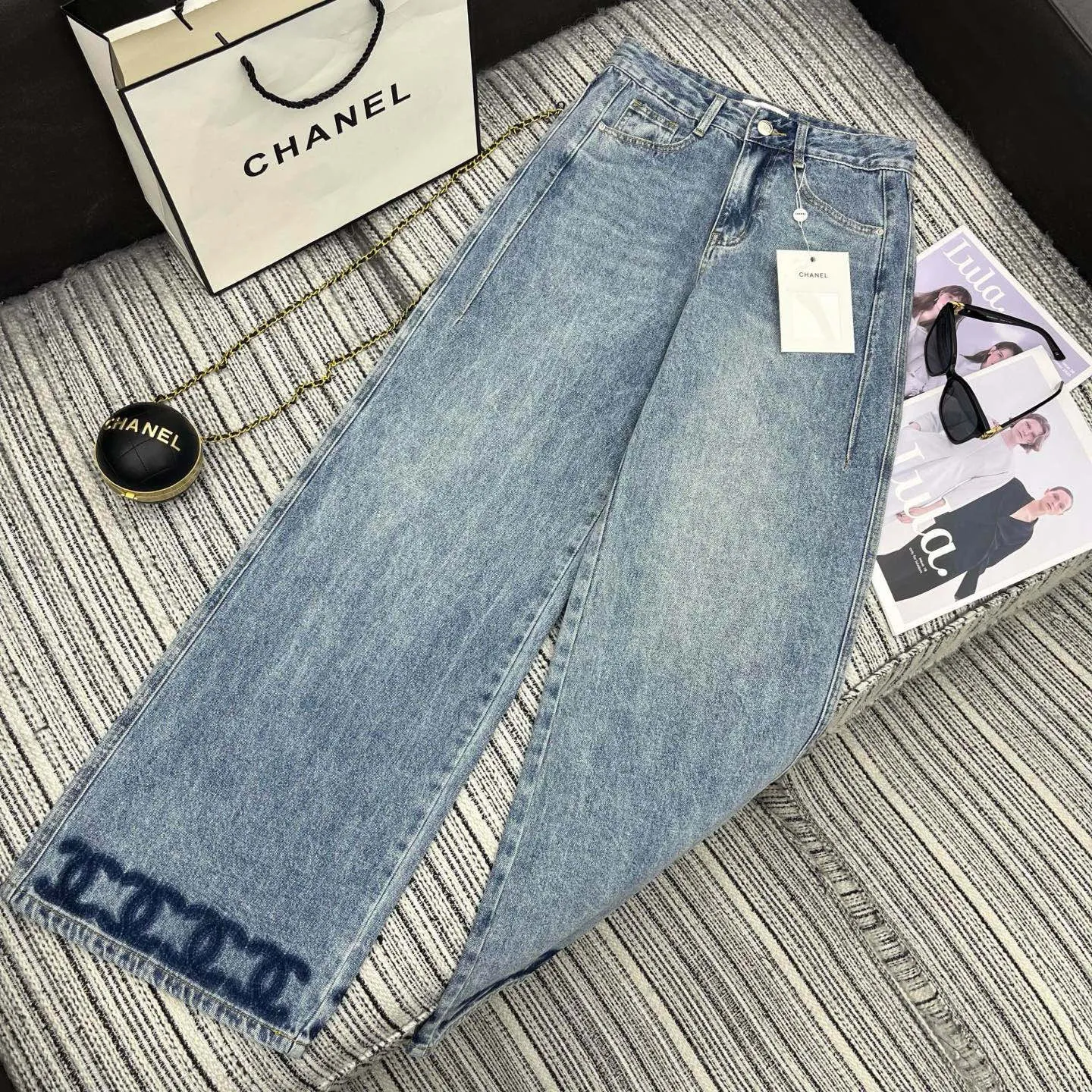 『S-L』おしゃれ ウォッシュ 色落ち防止 加工 デニム 生地 ロゴ 裾 プリント ジーンズ ストレート パンツ