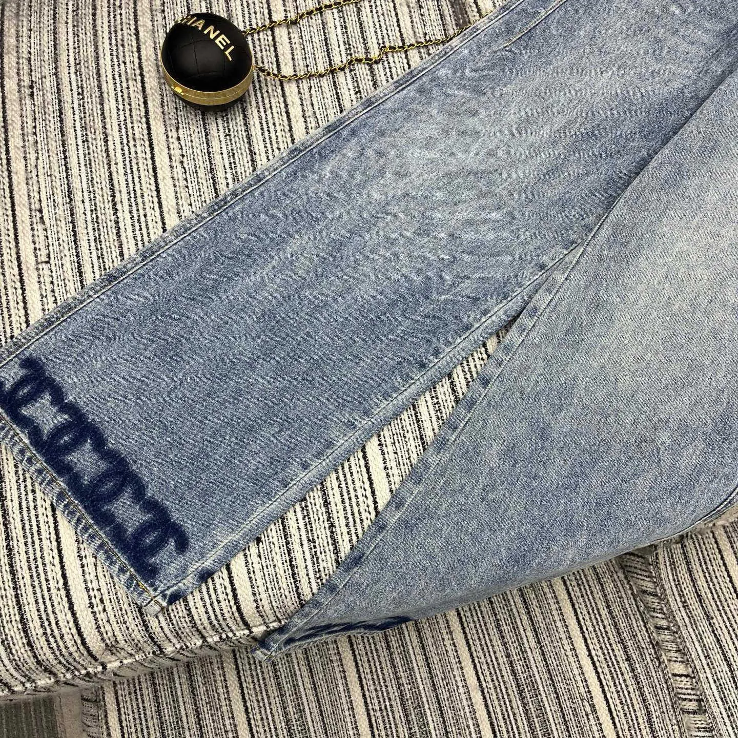 『S-L』おしゃれ ウォッシュ 色落ち防止 加工 デニム 生地 ロゴ 裾 プリント ジーンズ ストレート パンツ
