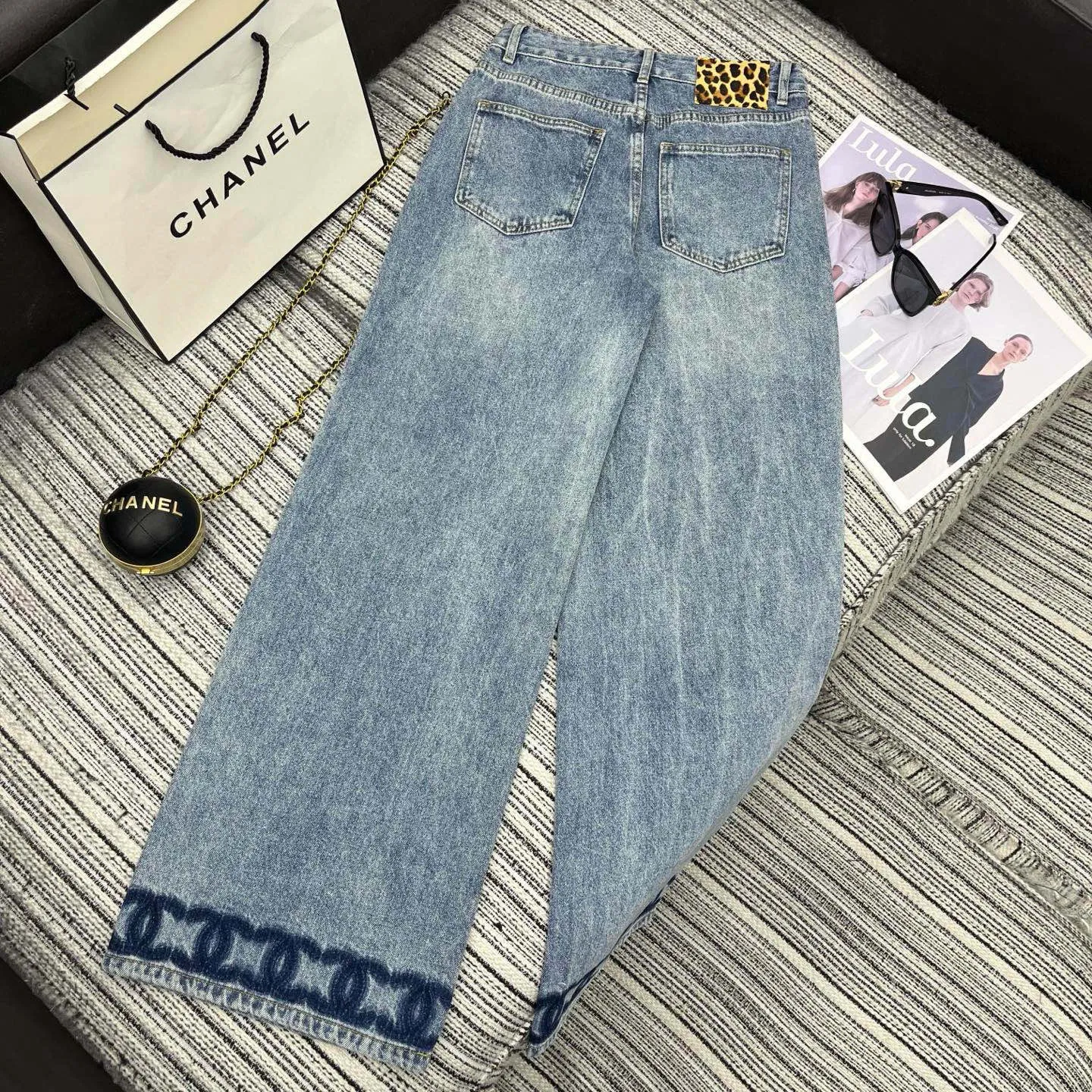 『S-L』おしゃれ ウォッシュ 色落ち防止 加工 デニム 生地 ロゴ 裾 プリント ジーンズ ストレート パンツ