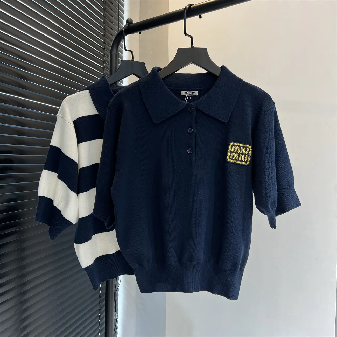 『S-L』早春 新作 ユニーク ルーズ ナチュラル レトロ プレイフル 金糸 エンブレム ロゴ ポロ ストライプ 半袖 ニット
