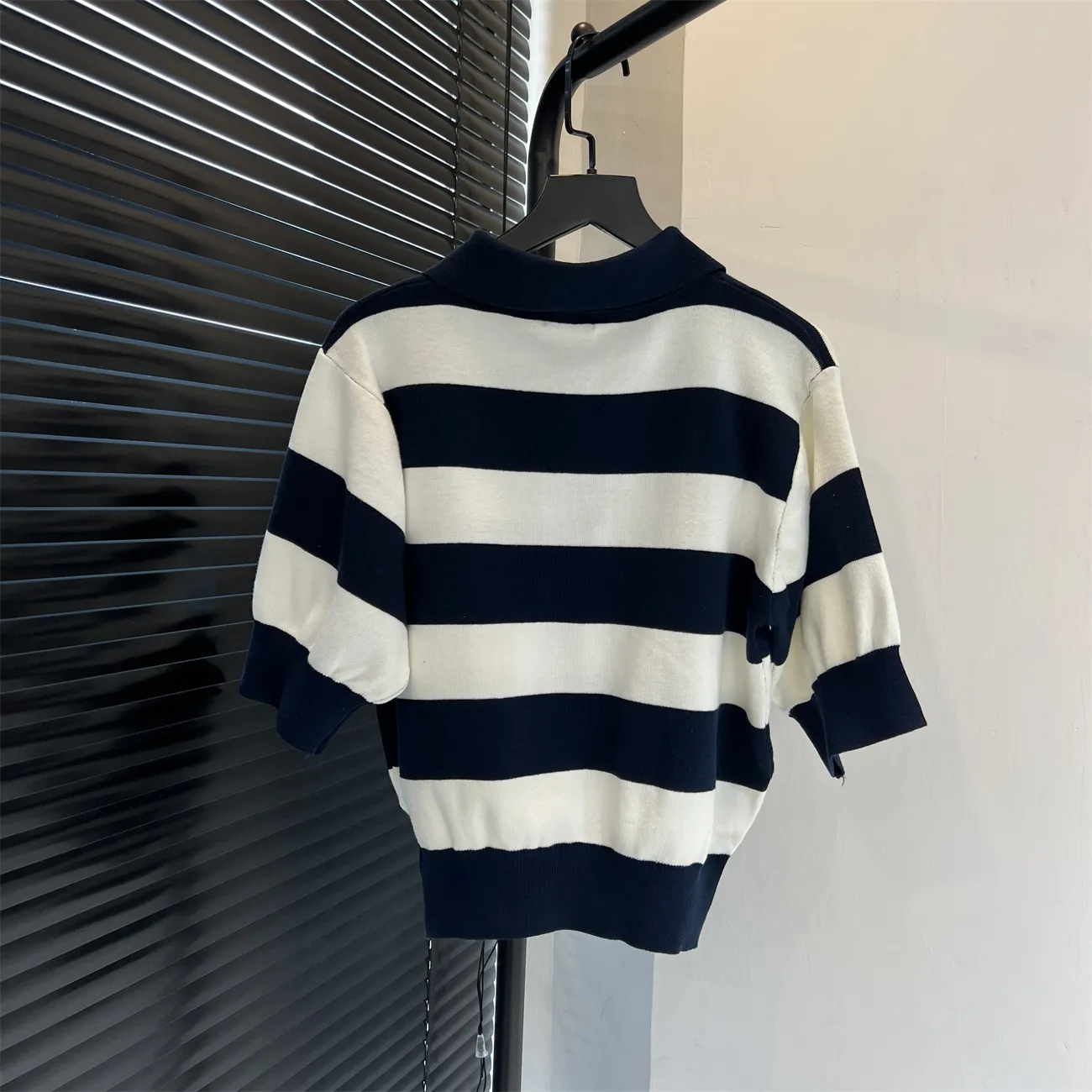『S-L』早春 新作 ユニーク ルーズ ナチュラル レトロ プレイフル 金糸 エンブレム ロゴ ポロ ストライプ 半袖 ニット