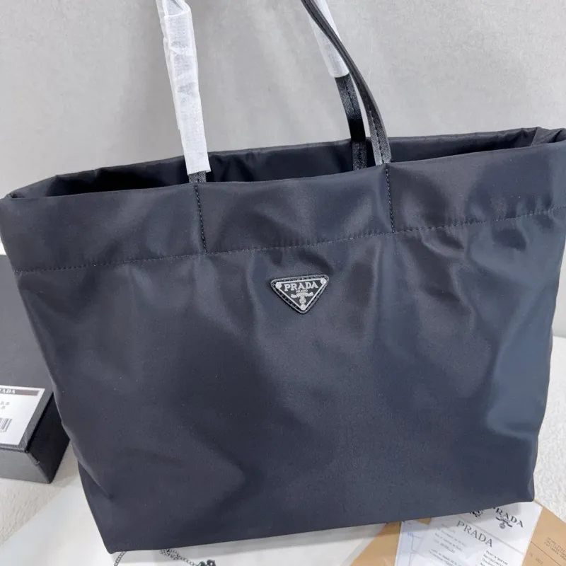 大注目トレンド シンプル 高品質 軽量 大容量 合わせやすい ショルダーバッグ