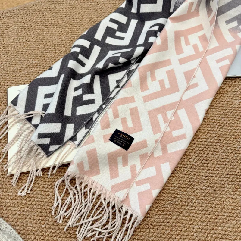 ふんわり 柔らかい 手触り良い 暖かい 軽量＆快適！ 上品 アルファベット スカーフ