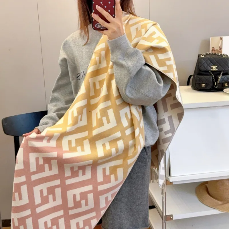 ふんわり 柔らかい 手触り良い 暖かい 軽量＆快適！ 上品 アルファベット スカーフ