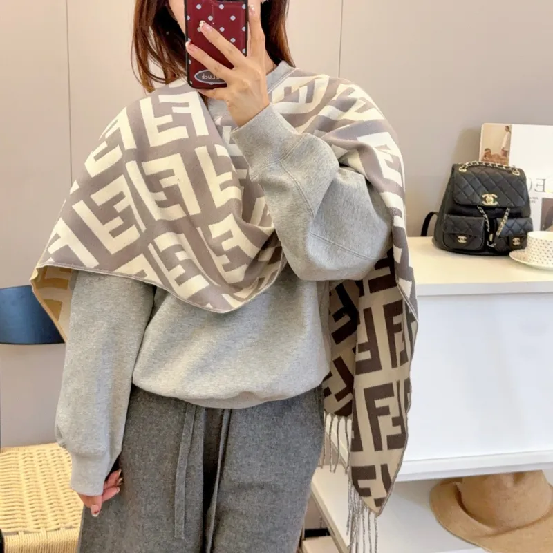 ふんわり 柔らかい 手触り良い 暖かい 軽量＆快適！ 上品 アルファベット スカーフ