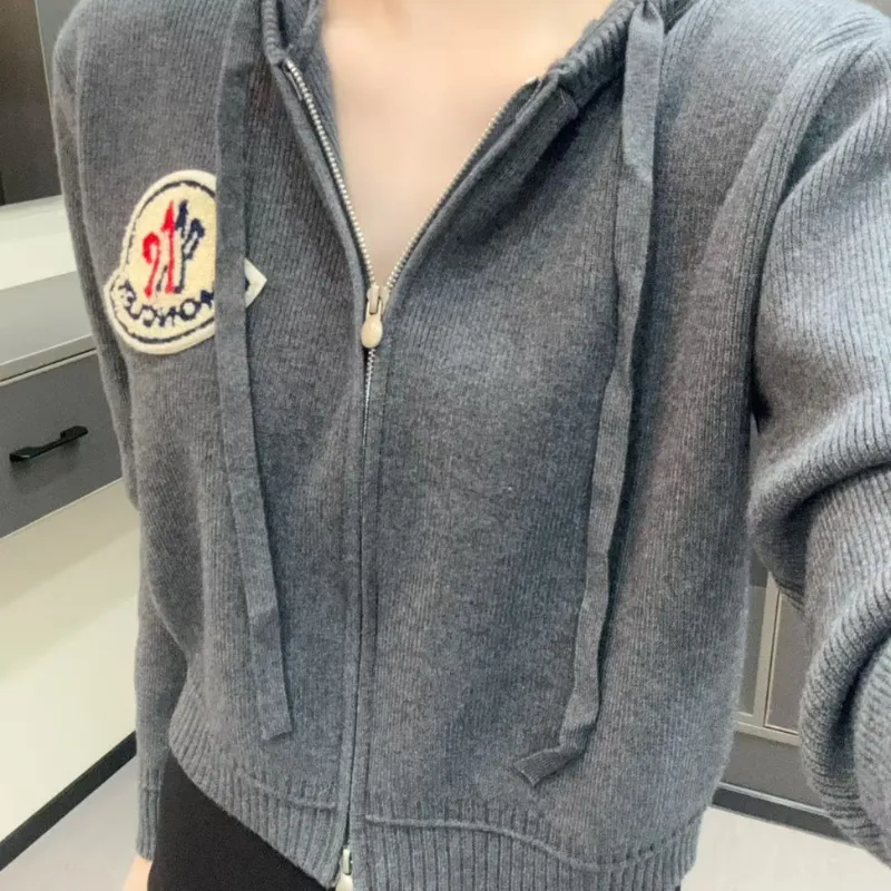 『S-L』質感のいい 人気上昇中  おしゃれ  フード付き 3カラー 刺繍 無地 アウター