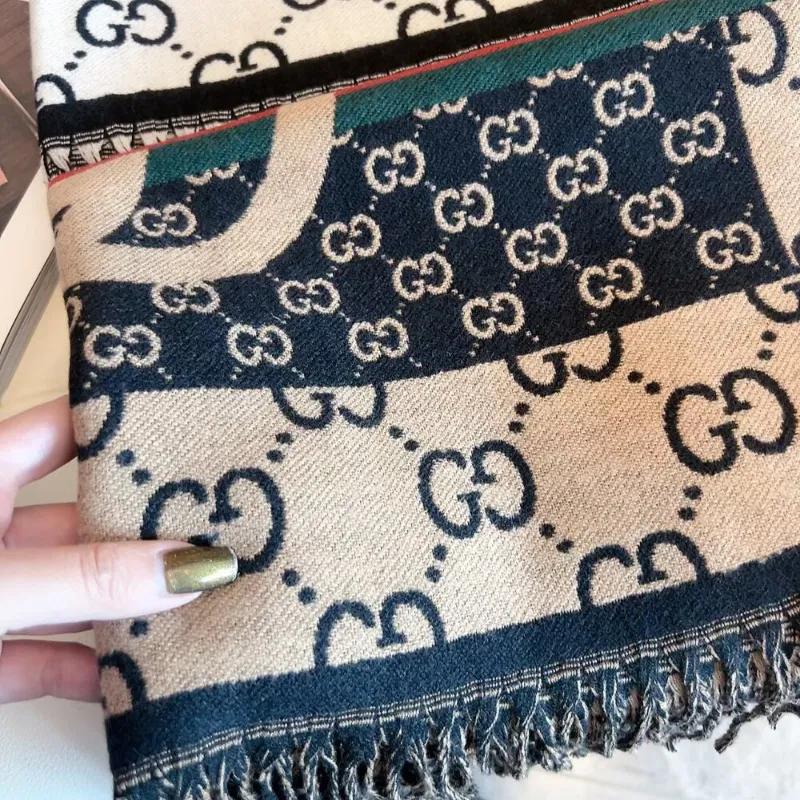 大人気！肌触り抜群 暖かくて軽い 秋冬ファッション マフラー