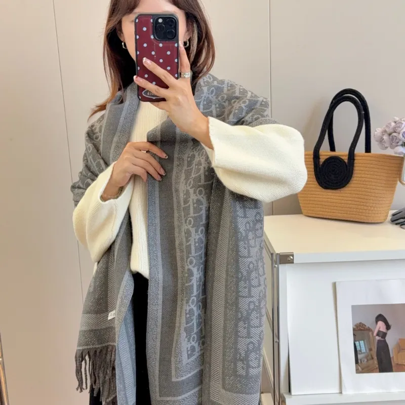 ふんわり柔らか 大人女子の冬コーデにぴったり スタイリッシュマフラー