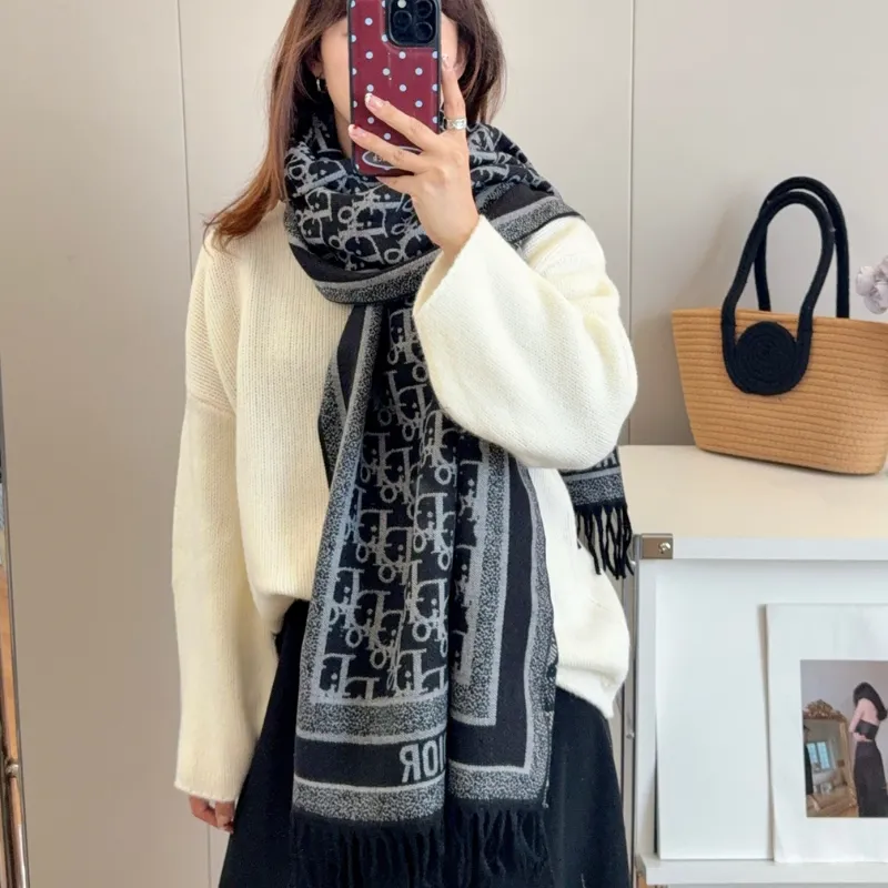 ふんわり柔らか 大人女子の冬コーデにぴったり スタイリッシュマフラー